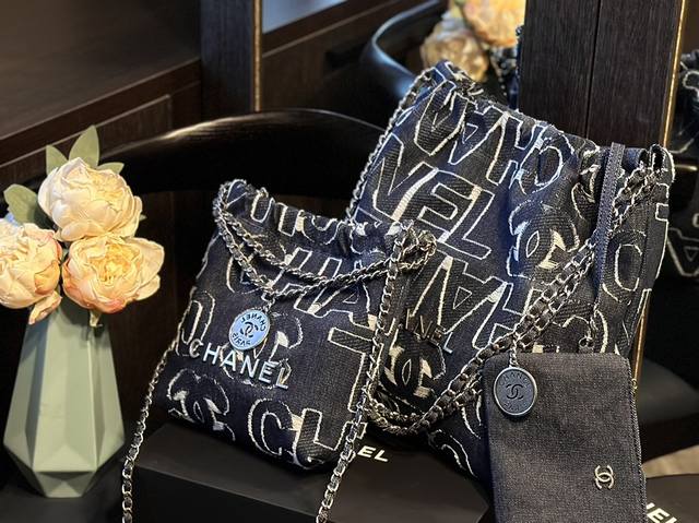 牛仔 礼盒包装 Chanel 水洗丹宁 牛仔垃圾袋双肩包 Tote 以数字命名的“垃圾袋” 年10 月，Chanel 品牌艺术总监virginie Viard在