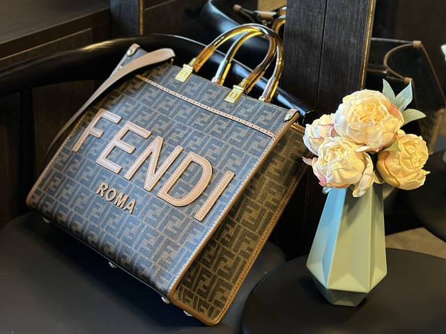 尺寸：36Cm F家 Fendi Peekabo 购物袋 经典的tote造型！ 但是这款最大的特点： 手提腋下！B