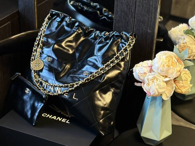 头层牛皮 Chanel 22Bag 以数字命名的“垃圾袋” 年10 月，Chanel 品牌艺术总监virginie Viard在年春夏 时装秀_上推出一款新款手