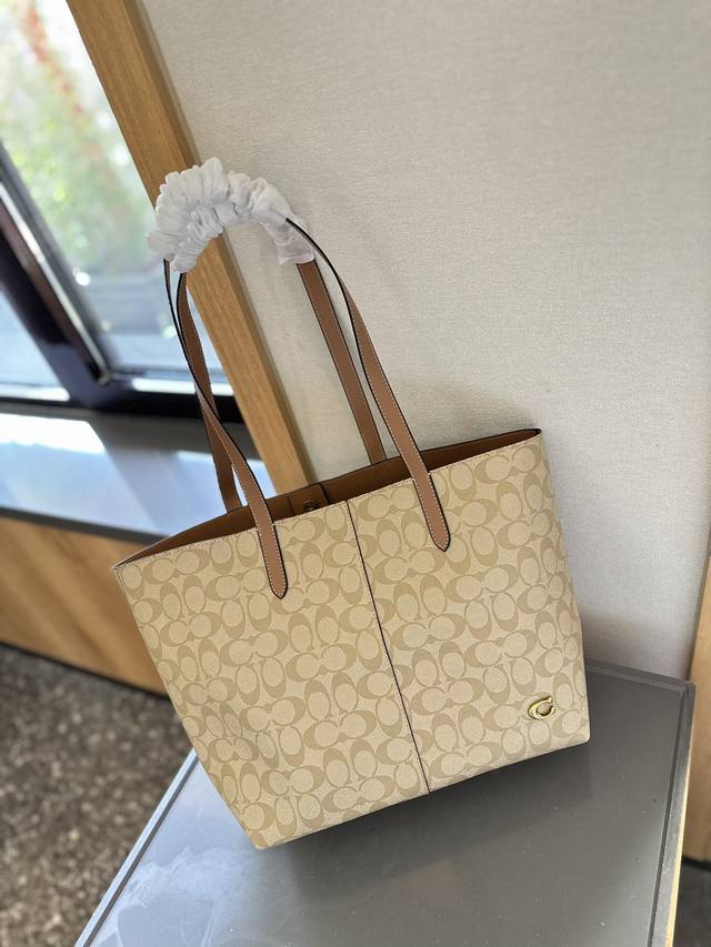 礼盒包装 Coach North Tote 实用主义大容量托特 也太温柔太高级了， 淡淡的颜色很高级，素雅有气质~ 大容量很有安全感水杯遮阳伞轻松往里放，同时里 - 点击图像关闭