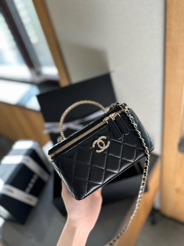 折叠礼盒包装 Chanel 新品 高级镶钻手柄 盒子包 化妆包 小箱子 最近的盒子包系列真的好火，小盒子当然是异常可爱啦。尺寸 18Cm