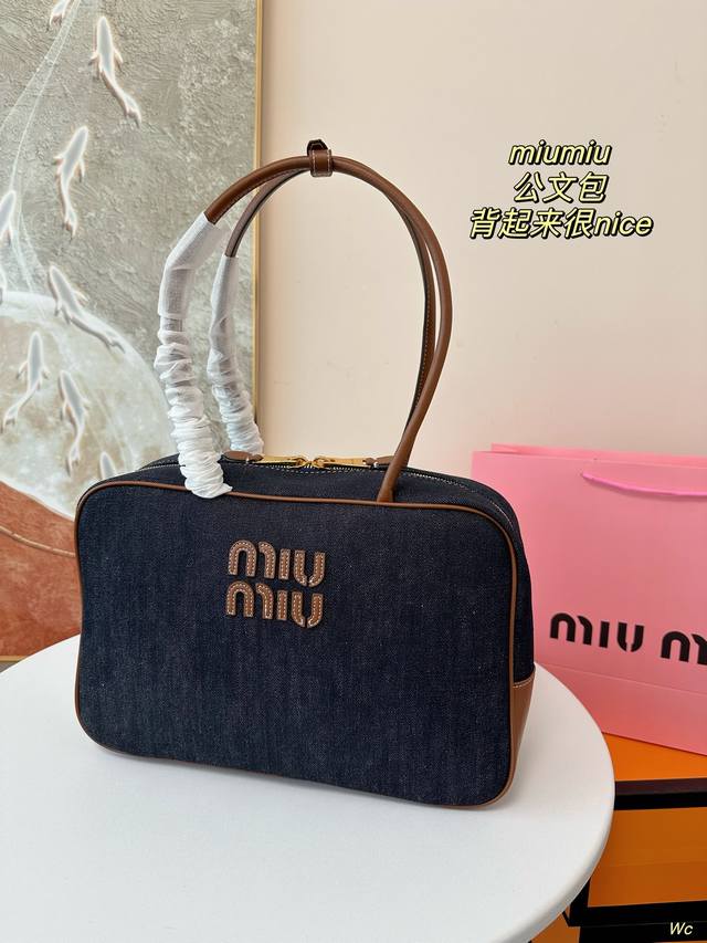 Miumiu牛仔布新款保龄球 公文包 背起来都很nice哦，拿在手上真的气场十足，完全不会过时的包款快get这款男生女生都可背的包包吧大包休闲通勤还可当公文包、 - 点击图像关闭