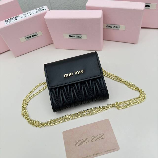 Miumiu 3512颜色 黑色 粉色 蓝色 尺寸 11*8.5Miumiu专柜最新款！专柜爆款热力来袭，经典提花压纹设计，釆用顶级进口小羊皮，皮质细腻柔软，做 - 点击图像关闭