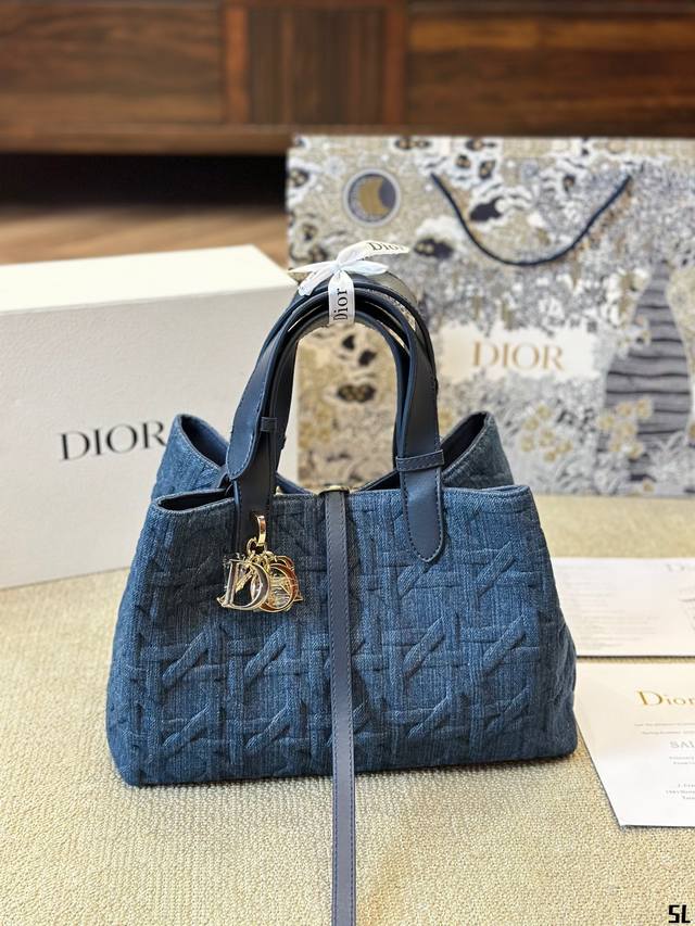 丹宁牛仔 Dior 变形托特包 慵懒随性又好背 上身满满的惊喜 高级慵懒又随性 彻底心动的一只 Size：30 20Cm 全套礼盒包装 - 点击图像关闭