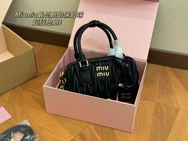 升级版配盒 Size：20*14Cm Miumiu保龄球包包甜度刚好！ 很难不爱啊啊！ 又奶又千金的感觉！ 可手拎也可斜挎 绝对不是小废包哦容量足足的~~ 出场