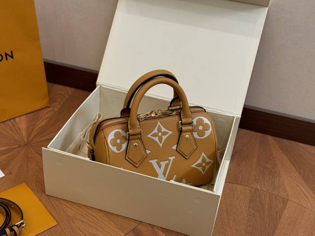 Size：21.15Cm Lv Speedy20 新款奶昔白枕头包 搜索 Lv 枕头包 配折叠盒 - 点击图像关闭