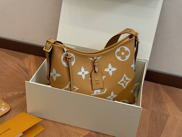 折叠盒 Size：26.32Cm Lv Carryall 年度包王 带有蝴蝶结的腋下包喜欢吗， 内附一只收纳零钱包， 性价比颜值超在线了 ！ 单肩斜挎完全没问题