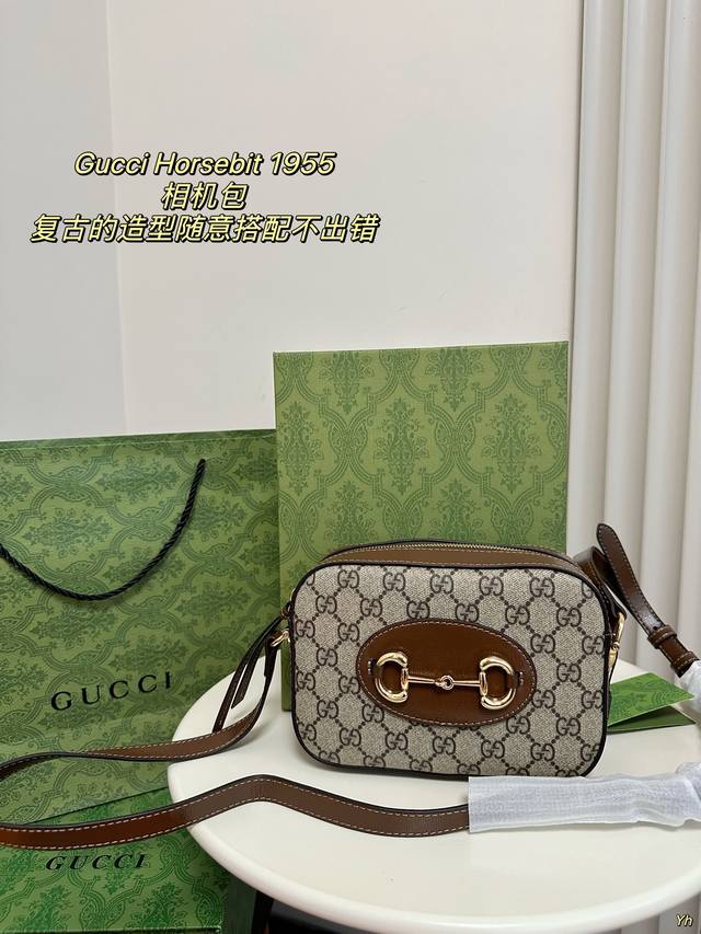 配盒 Gucci Horsebit 5相机包 经典马街扣、复古的造型随意搭配不出错，肩带可斜挎针扣长短调整，容量也满足日常的需要~ 尺寸：19*13 - 点击图像关闭