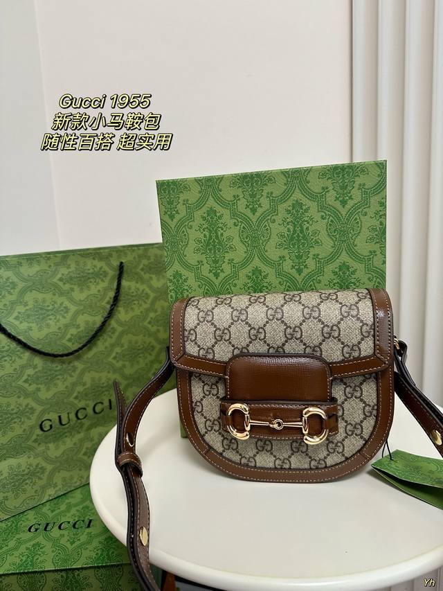 配盒 Gucci1955新款小马鞍包 纯净优雅的白色给人清爽清新脱俗的感觉，仿佛你置身事外在山之巅云之上，搭配1955金色马衔扣，好像是白云之上你看到的那束光， - 点击图像关闭