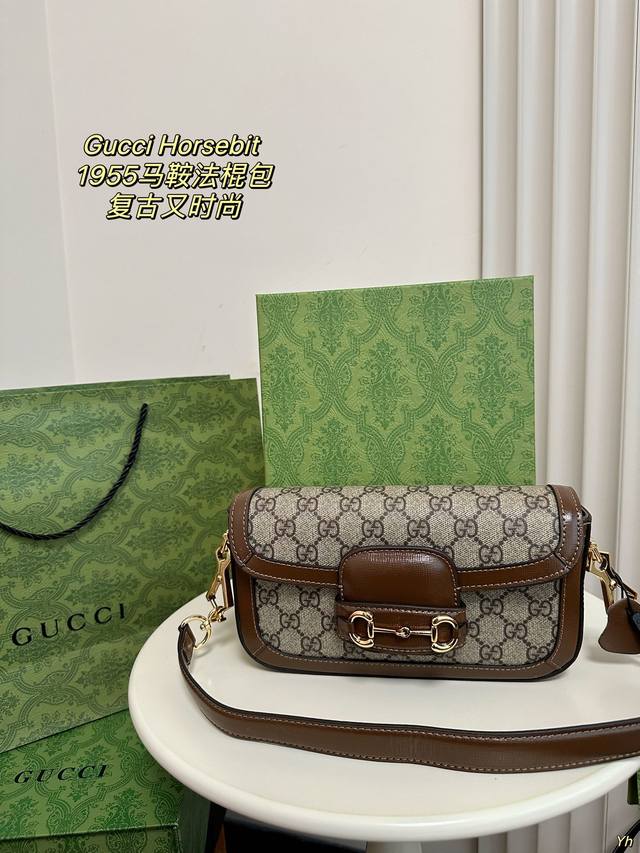 配盒 Gucci Horsebit 1955马鞍法棍包 居然可以把马鞍包改成当下最时尚的腋下包，斜挎则改成了金属链条,太有撞击感了 一包多背，整个包自重很轻,可 - 点击图像关闭