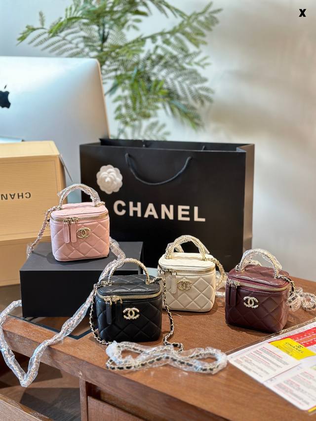 Chanel新款包包盒子包 Chanel 24S新款手柄woc光泽细腻的包身点缀着丝丝金光尽显优雅气质好喜欢这种神秘感与深邃感哇尺寸:11Cm 双盒 - 点击图像关闭