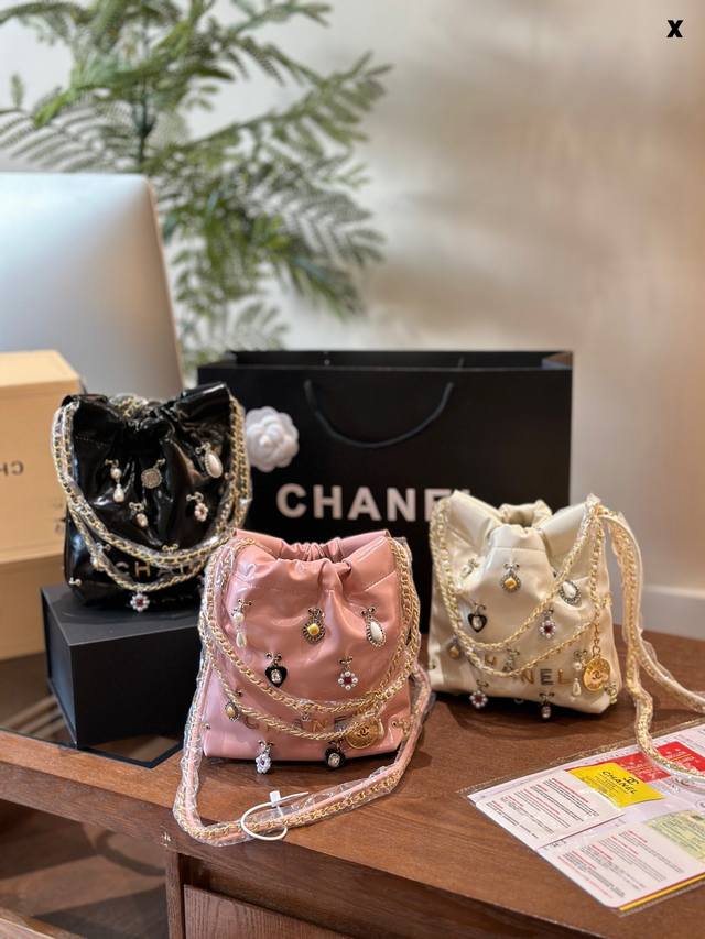 本季最期待的款之一 Chanel24A手工坊j每年的手工坊系列可以说是香家最精致的一季最能体现香奈儿独特工艺的一季 在这只22Bag看到了 看似繁琐但又觉得非常