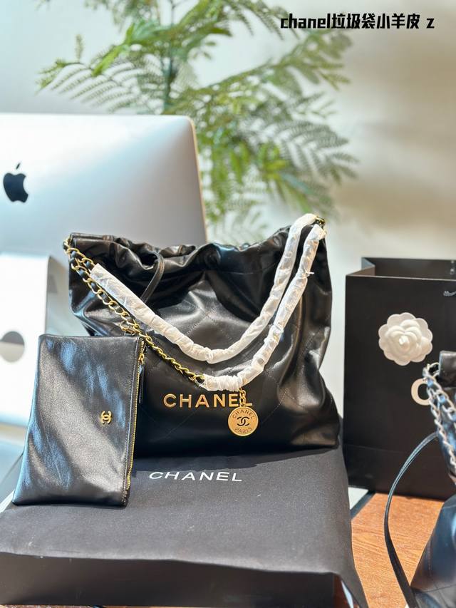 羊皮 Chanel 22Bag垃圾袋 最贵的 “垃圾袋”。 不是第一眼美女但拿到手立马真香现场 上身时髦感upup 小号尺寸: 31*35 小号就足以满足日常通