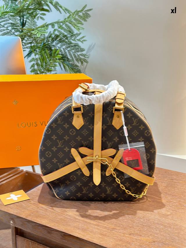 Lv Soft Hat Strunk Lvsofthatstrunk秀款设计灵感来自于iv的硬帽. Size: 38*35Cm L家大圆饼包真的是太香了这款可以 - 点击图像关闭