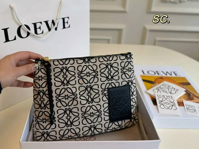 配盒 Size：28×20 Loewe罗意威新款帆布手包 满logo帆布手包，加宽底座 空间超大，满足日常所需～ 简单大方，手感超好