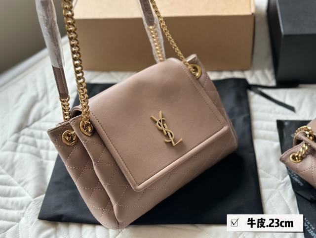 配盒 Size：18*13Cm 23*15Cm 牛皮品质出 Ysl Mini Nolita手袋 精致、可爱还很能装～ 背他真的是温柔小仙女本仙了 搜索杨树林洛丽