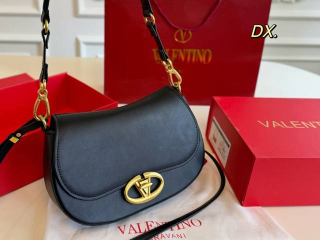 折叠盒 Size:28×18 Valentino 华伦天奴danny马鞍包 经典与新造型互相碰撞， 设计简约，时尚感超强 配拆卸肩带，斜挎可手提 轻松就能sla