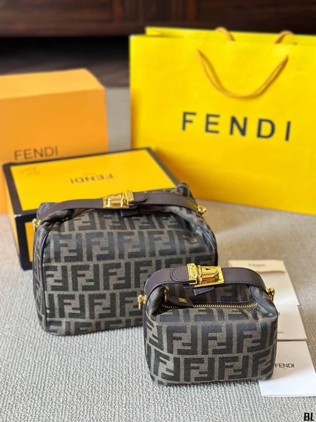 原版布 Fendi 芬迪这款便当包虽然方方的，但是它的好处就是，不是定型包，塌塌的懒懒的感觉，很随意，背上身也不会太正式老气，还有容量巨大！F家老花颜色就是为春