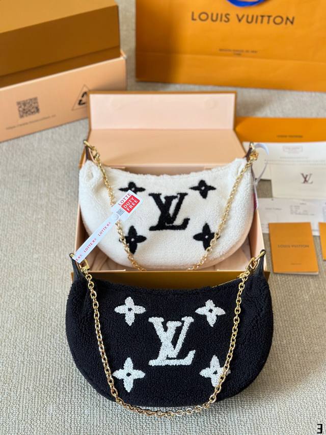 Lv 秋冬冬季最新teddy系列高版本 腋下毛毛手感超级好 秋冬搭配起来超级美腻 超级推荐 走秀款同步 上身效果好 原版五金带logo 超级洋气 奢华高贵的象征