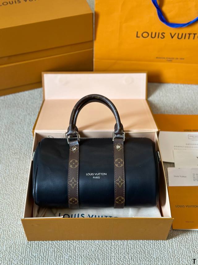 男帅女飒！！Lv Keepall25 路易威登 Keepall 25 灰l时髦与酷酷并存 City的行李牌整个包包有不单调 尼龙宽肩带 上身也不勒肩膀 尺寸 2 - 点击图像关闭