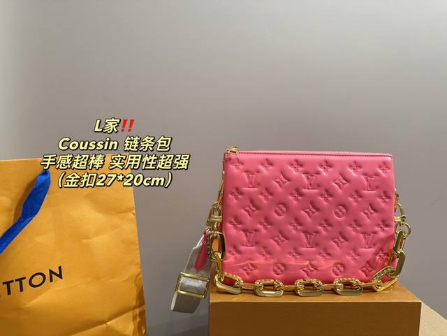 纯皮 尺寸27.20 Lv Coussin 链条包 金银拼扣 最爱的黑白 Look来啦 柔软的小羊皮质地让我拿上手的那一刻就爱上了它的触感 包包内里很多小隔层