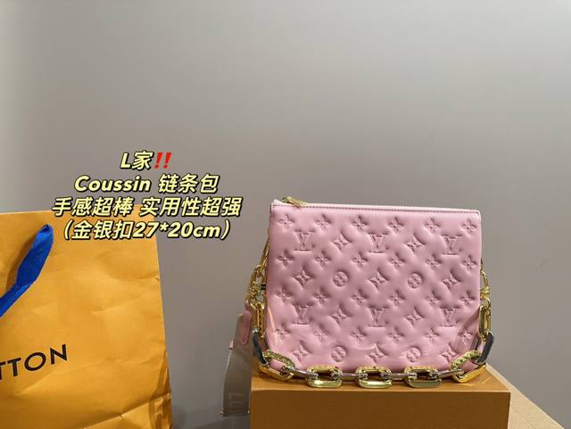 纯皮 尺寸27.20 Lv Coussin 链条包 金银拼扣 最爱的黑白 Look来啦 柔软的小羊皮质地让我拿上手的那一刻就爱上了它的触感 包包内里很多小隔层