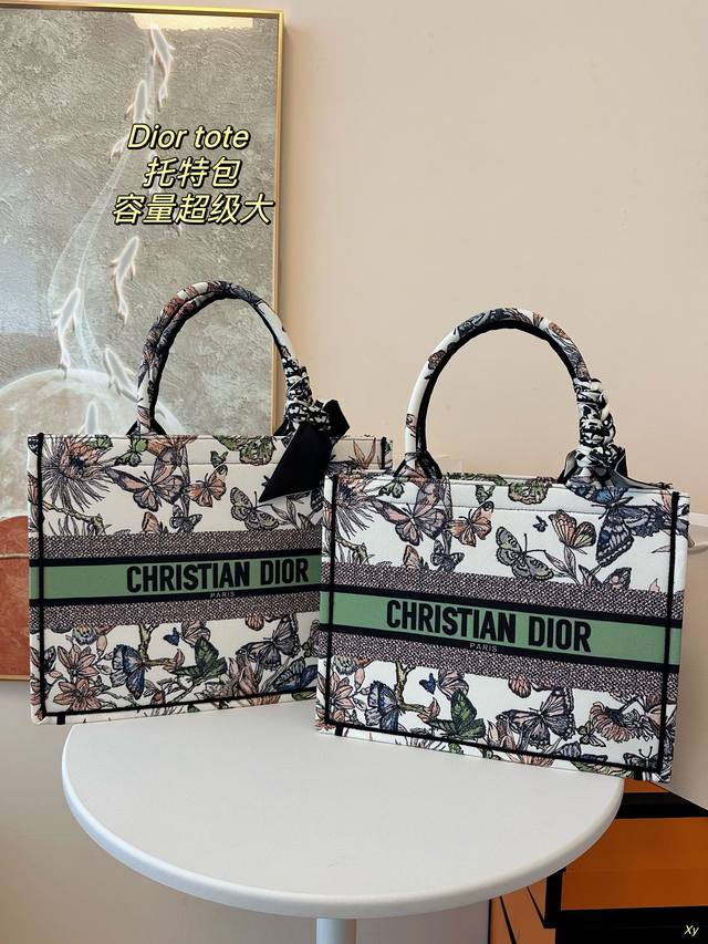 大 小 配盒 Dior Tote 托特包 因为容量超级大,不管什么东 西都能放里面，当然凹造型也是必须有的，这款dior老花柜台出了很多颜色及花型。 尺寸：大4