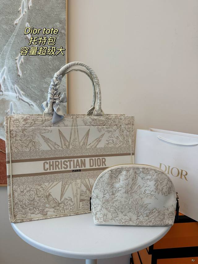 大 小 配盒 Dior Tote 托特包 因为容量超级大,不管什么东 西都能放里面，当然凹造型也是必须有的，这款dior老花柜台出了很多颜色及花型。 尺寸：大4 - 点击图像关闭