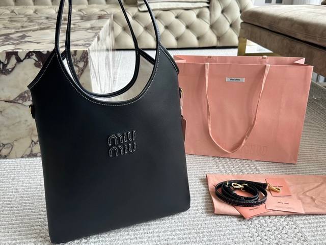 配盒 Size：35*32Cm Miumiu新款托特tote 今年的风刮的太猛了 老多爆款了！ 这款的版型也太好看了吧~ 黑色，棕色