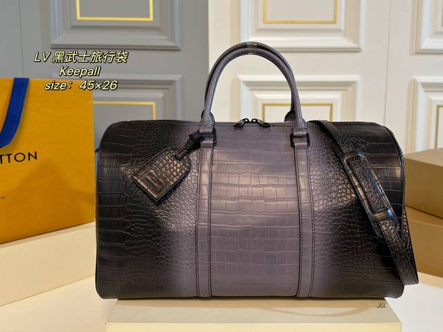 折叠盒 Size：45×26 Lv路易威登新款keepall 黑武士旅行袋 防鳄鱼纹渐变色设计，超级帅气 配长肩带 手提可斜挎 ～ 搭配行李箱适合旅行，男女通用