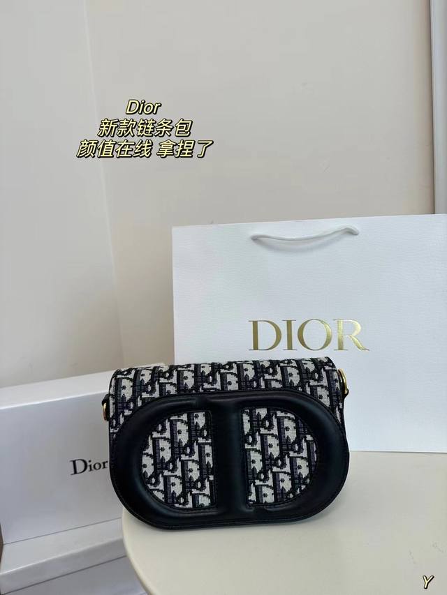 配盒 迪奥 Dior新款cd Signaturevanity相机包， Dior Signature Vanity 手袋全新系列一出直接萌翻天，很难不火通常在金属