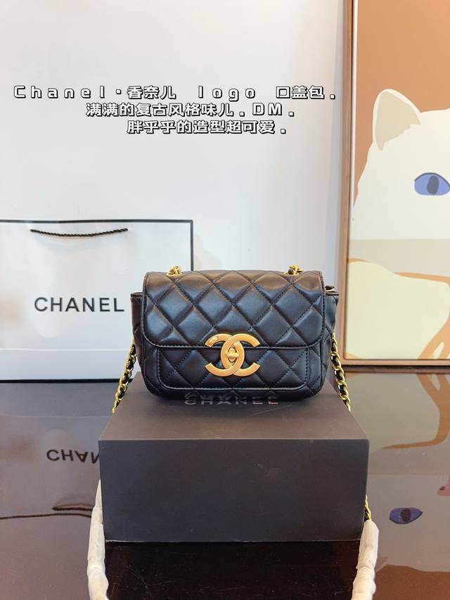 配礼盒. Chanel 香奈儿 24A新款hobo 单肩包 手提包 超级喜欢它简单有质感的设计， 上身性感而帅气，很能装而且方便啊！ 无敌时髦洋气～尺寸：19*