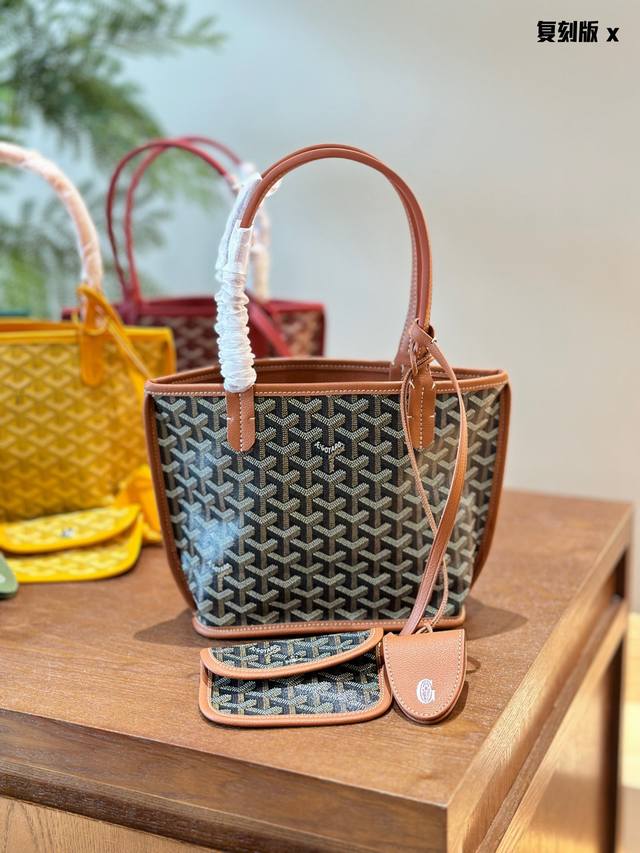 复刻版 可甜可盐美爆的goyard Mini Tote 目goyard高雅德-直是个低调又气质的牌子 Mini真的太可爱了，里面还有还有个小零钱包 容量很大，超