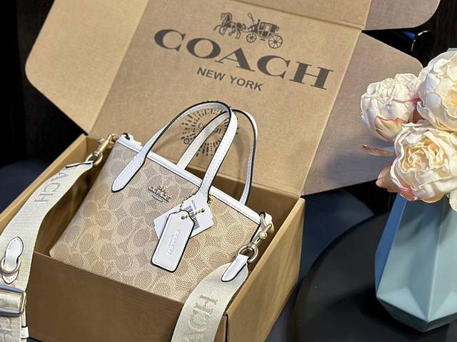 原单 官网飞机 Coachgallery 2024 年新款饺子包 面料是经典的logo 老花 非常百搭 小小一只很适合 日常物品都可以容纳x！ 尺寸20