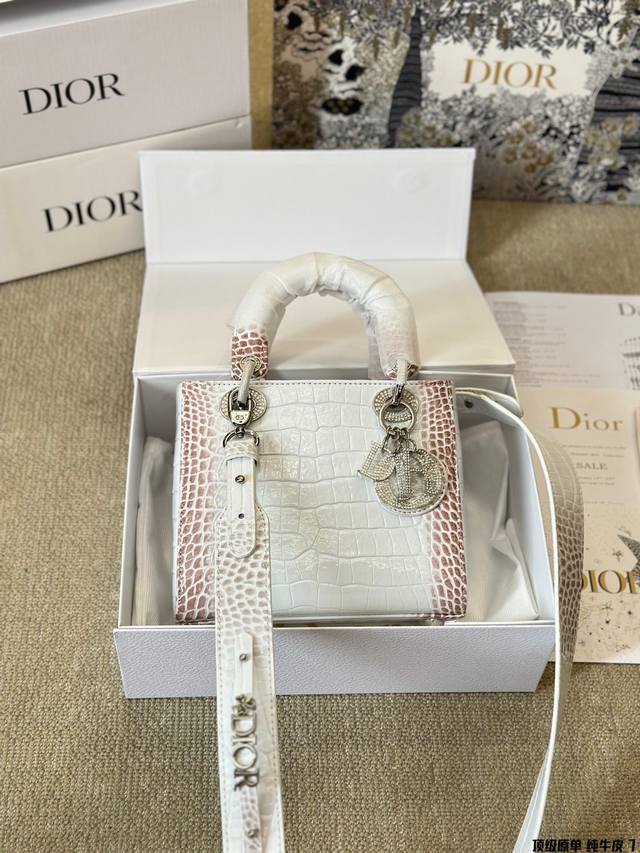 顶级原单 纯牛皮 配折叠礼盒 尺寸：Size: 20Cm 高品版.升级出货 Dior 戴妃鳄鱼皮款 更加加分！！ 小牛皮材质！