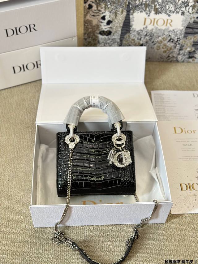 顶级原单 纯牛皮 配折叠礼盒 尺寸：Size: 20 18Cm 高品版.升级出货 Dior 戴妃鳄鱼皮款 更加加分！！ 小牛皮材质！