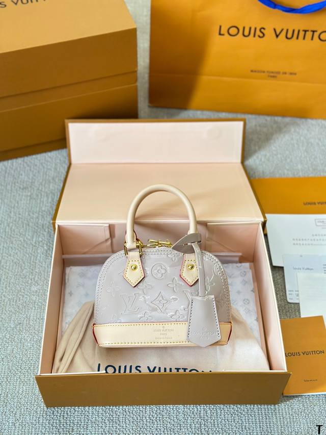 漆皮 Lv Lv Alma 贝壳包 原版高品质 包包这款retiro 手袋以标志性的老花面料制成 经典永恒。优雅低调的外形设计和宽敞的包身更加入了实用性。使用说