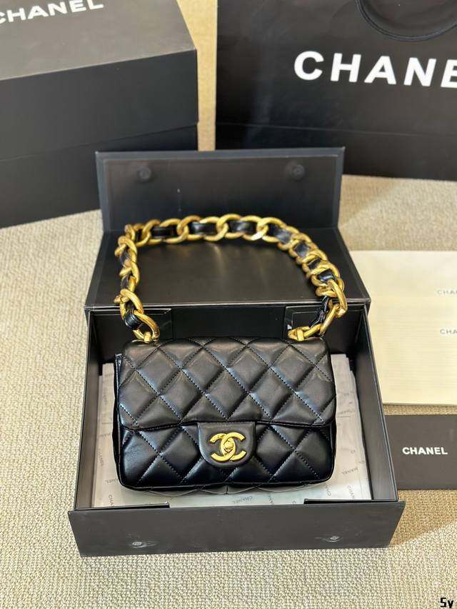 Chanel 粗链条方胖子 慵懒随性又好背 上身满满的惊喜 高级慵懒又随性 彻底心动的一只 Size：20 15Cm