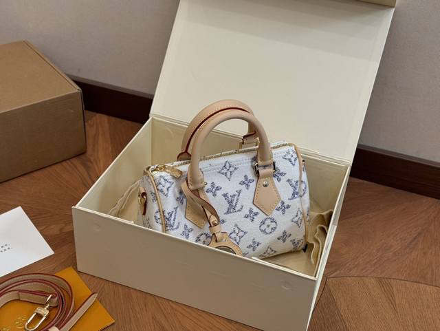 配折叠盒 Size：21.15Cm Lv Speedy20 新款白牛仔海航系列 搜索 Lv 枕头包