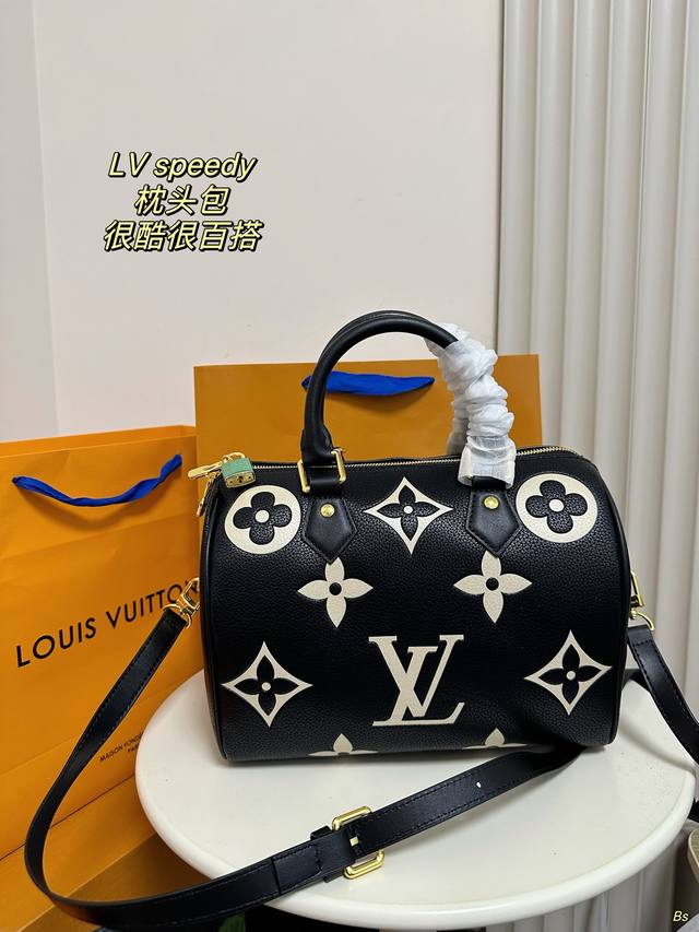 无盒 Lv Speedy枕头包 很酷很百搭时尚潮流 任何搭配都能够轻松驾驭。这只包包又要火起来了，黑皮白花显得干净大气。在冬日经常深色穿搭中好搭配，手拎与斜挎都