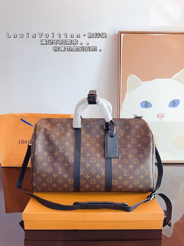 配皮. Lv 路易威登联名款keepall45斜跨包旅行包 一只帅气能装的旅行袋 时尚爆发款火热来袭 经典设计大气可观男女通用款 包包采用原版皮质 超级厚实 耐