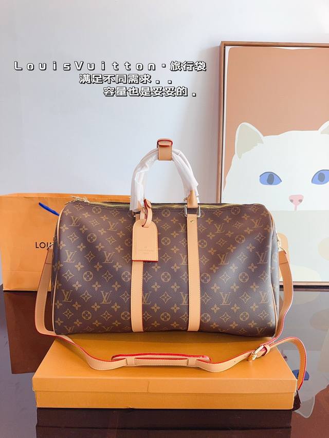 配皮. Lv 路易威登联名款keepall45斜跨包旅行包 一只帅气能装的旅行袋 时尚爆发款火热来袭 经典设计大气可观男女通用款 包包采用原版皮质 超级厚实 耐