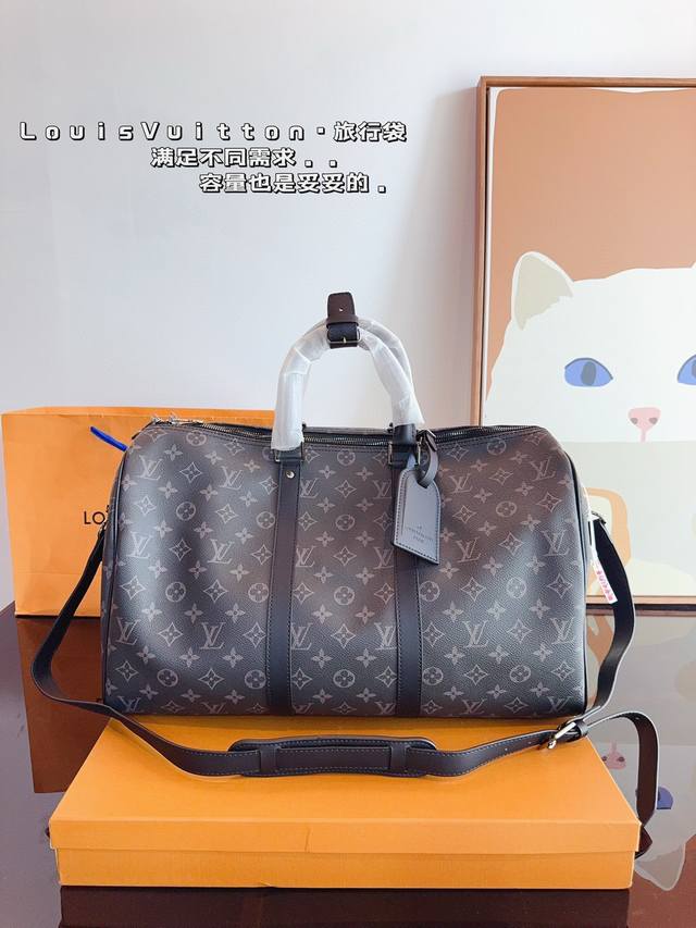 配皮. Lv 路易威登联名款keepall45斜跨包旅行包 一只帅气能装的旅行袋 时尚爆发款火热来袭 经典设计大气可观男女通用款 包包采用原版皮质 超级厚实 耐