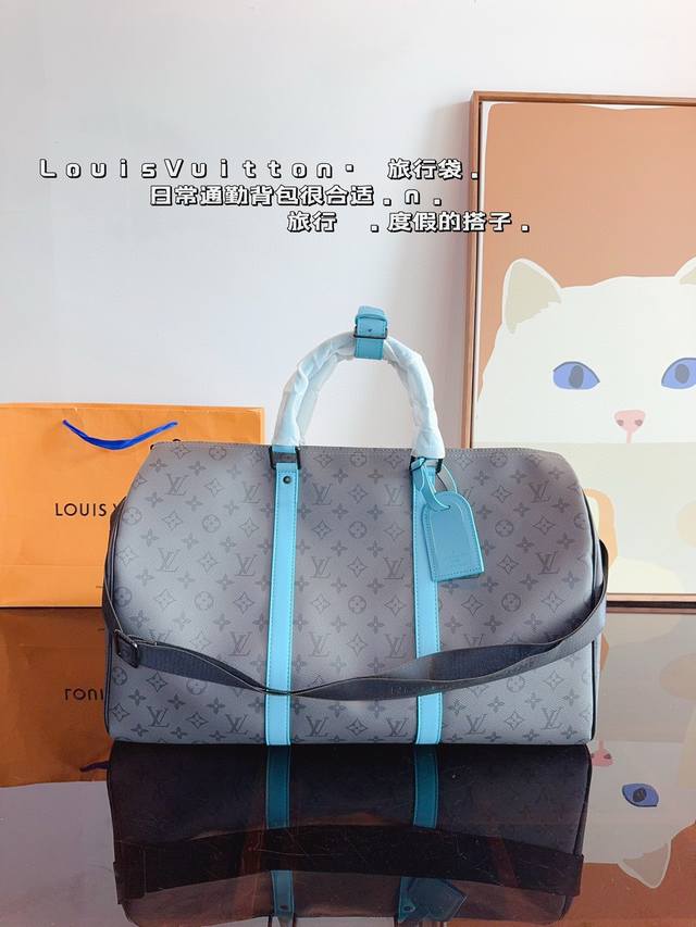 Lv 路易威登联名款keepall 斜跨包旅行包 一只帅气能装的旅行袋 时尚爆发款火热来袭 经典设计大气可观男女通用款 包包采用原版皮质 超级厚实 耐磨 耐用原