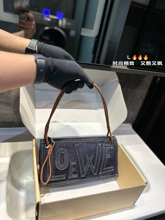 牛仔很忙 Loewe罗意威 Loewe牛仔双面logo腋下包两面logo搭配外缝线 时髦质感拉满 我最爱的中古包