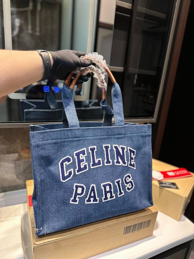 赛琳celine 牛仔托特包 Celine 这款托特购物袋回归70年代 丹宁洗水牛仔布，不易磨损 慵懒复古 时髦有型 文艺松弛氛围 永远装不满运轻松满足日常需求