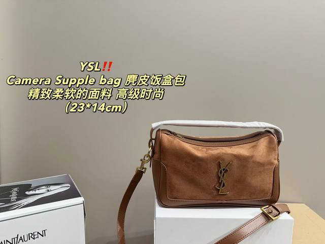 全套包装尺寸23.14 圣罗兰 Ysl Camera Supple Bag 麂皮饭盒包 一款宽敞的肩包，带有牛皮革底座和柔软的包身。 采用纳帕牛皮革制成，拉链封