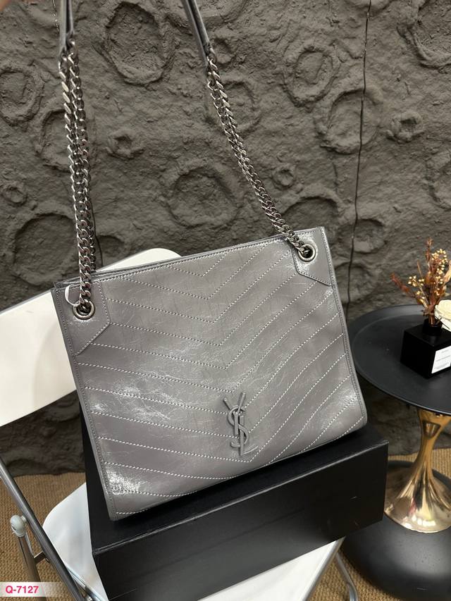 配折叠盒 尺寸33.27Cm Ysl圣罗兰tote 通勤包 Ysl Niki 这只 Ysl Niki Shopping Bag 原版五金完美的可以装下！包口有吸