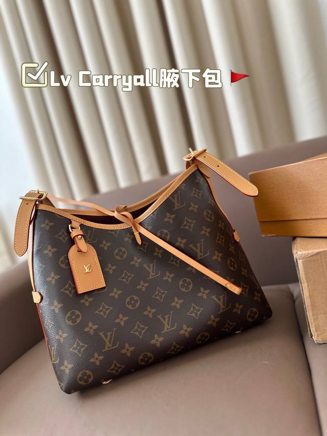 Lv Carryall 腋下包 自重轻容量大；肩带自由调节长度，腋下包到单肩及腰上身效果都很好看，还配送了一个子母小零钱包，用起来简直太香了闭眼入都不会后悔的实