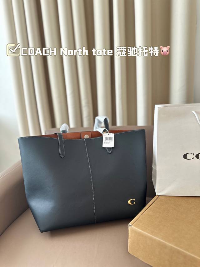 配飞机盒 蔻驰托特 Coach North Tote 实用主义大容量托特 也太温柔太高级了 淡淡的颜色很高级，素雅有气质~ 大容量很有安全感水杯遮阳伞轻松往里放